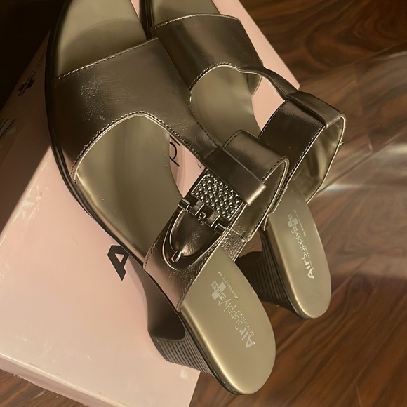 Heel Sandals - Picture 2 of 4